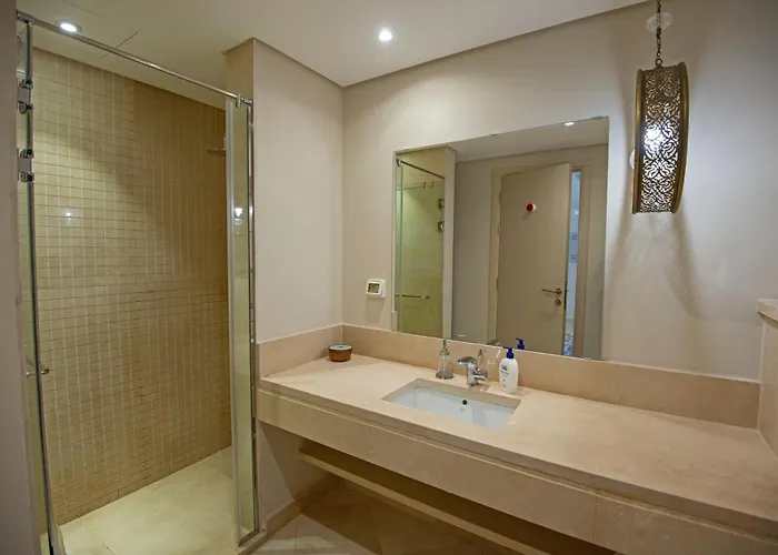 Ollystays - Walk To & Pool, Free Access, Mangroovy 1br !